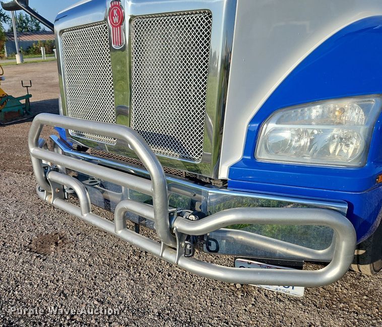 image for item EI8238 2020 Kenworth T880 semi truck