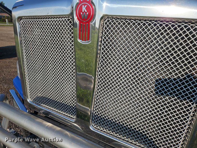 image for item EI8238 2020 Kenworth T880 semi truck