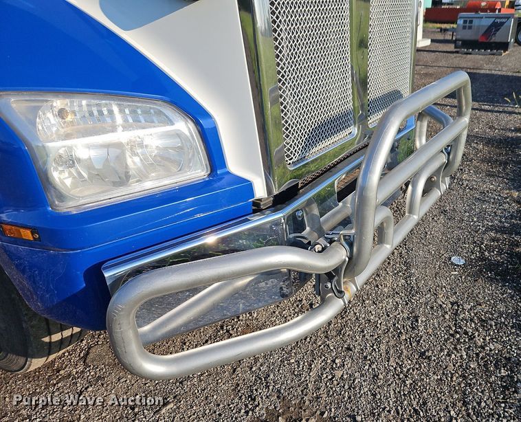 image for item EI8238 2020 Kenworth T880 semi truck
