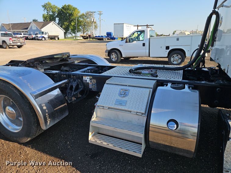 image for item EI8238 2020 Kenworth T880 semi truck