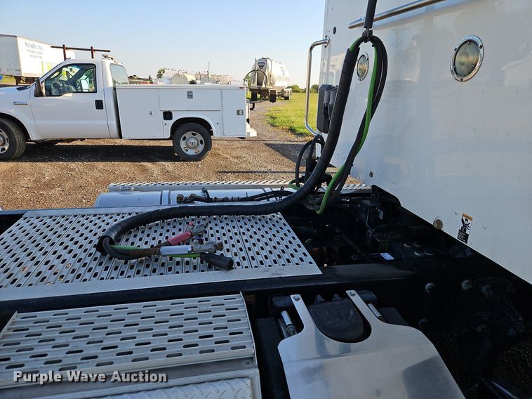 image for item EI8238 2020 Kenworth T880 semi truck