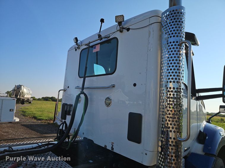 image for item EI8238 2020 Kenworth T880 semi truck