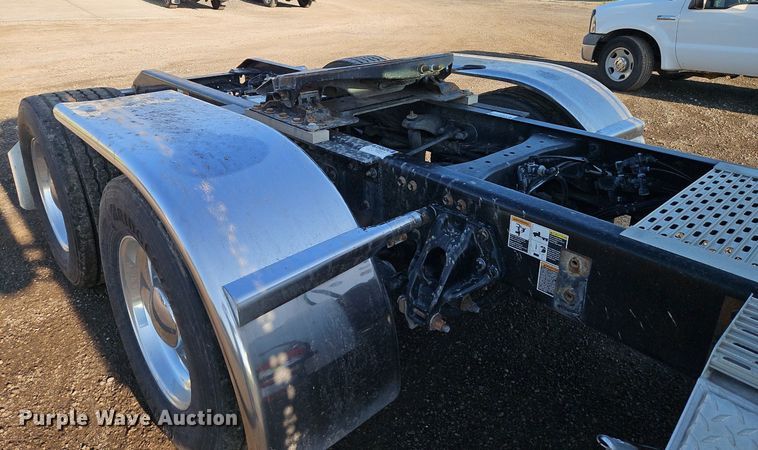 image for item EI8238 2020 Kenworth T880 semi truck