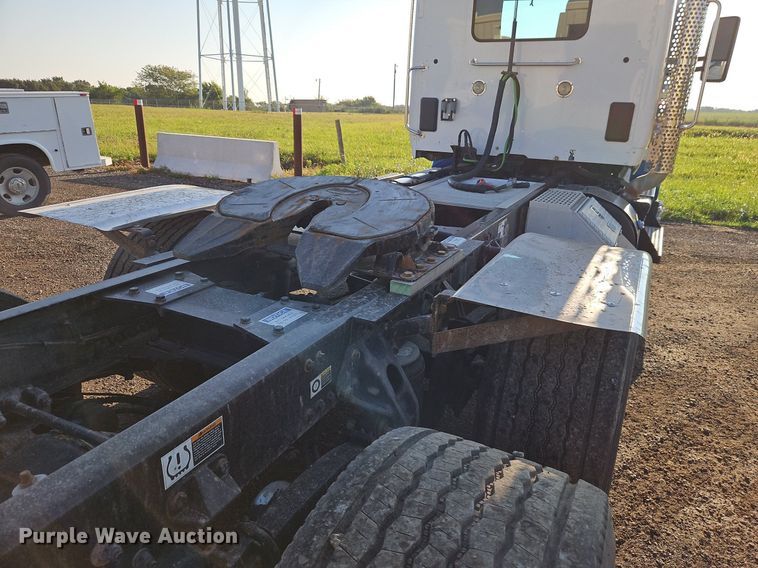 image for item EI8238 2020 Kenworth T880 semi truck