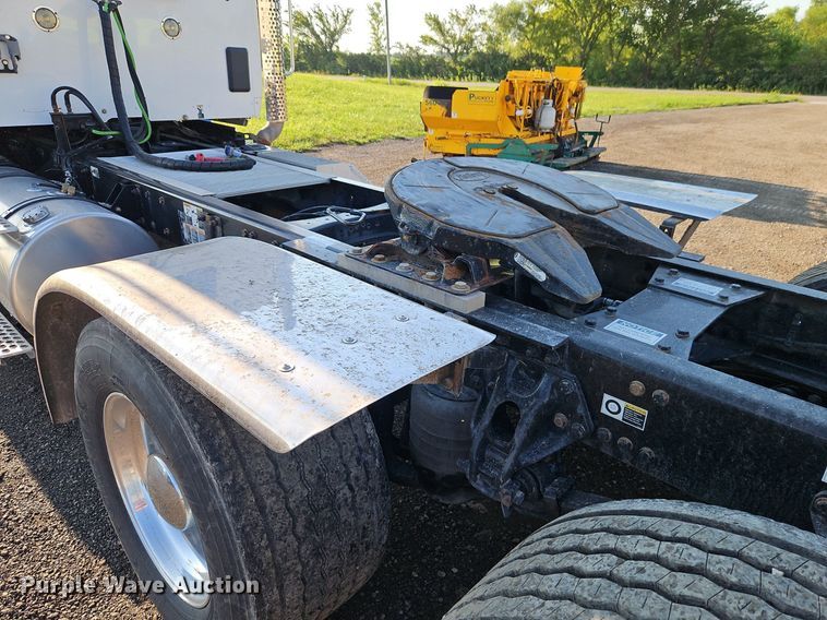 image for item EI8238 2020 Kenworth T880 semi truck