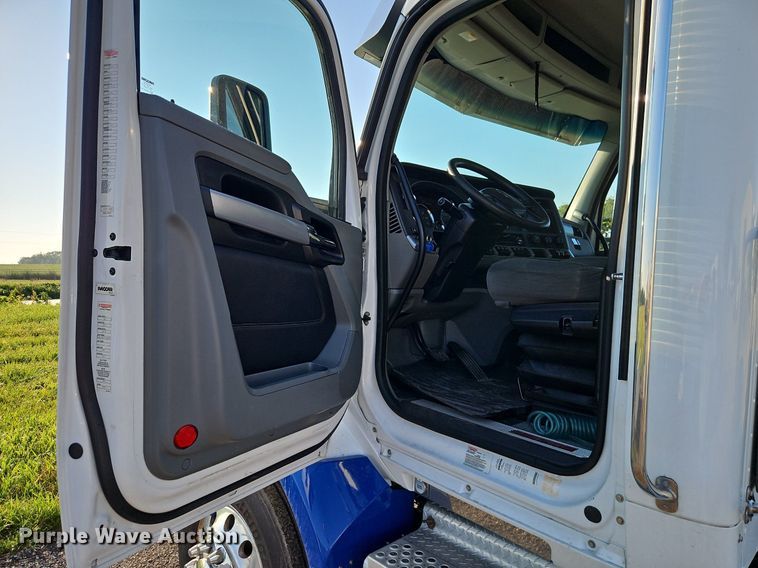 image for item EI8238 2020 Kenworth T880 semi truck
