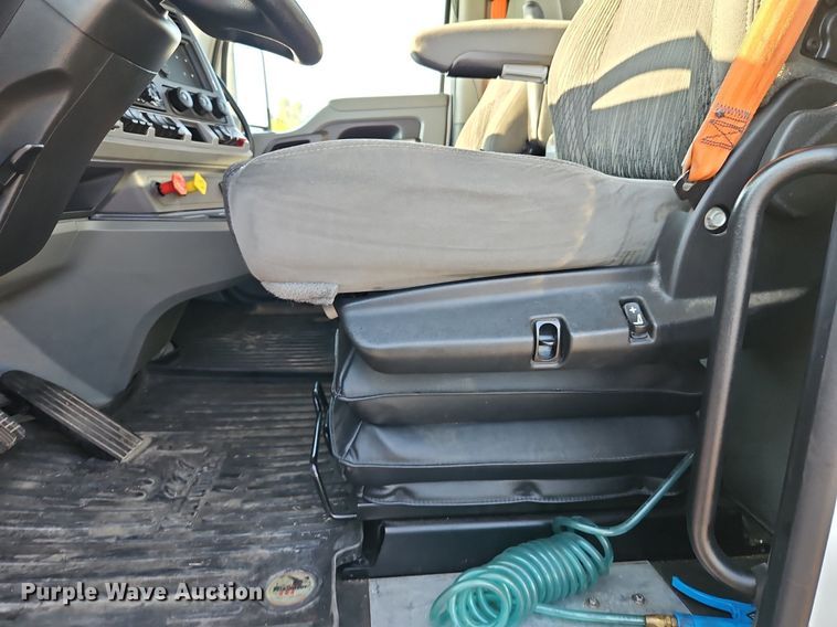 image for item EI8238 2020 Kenworth T880 semi truck