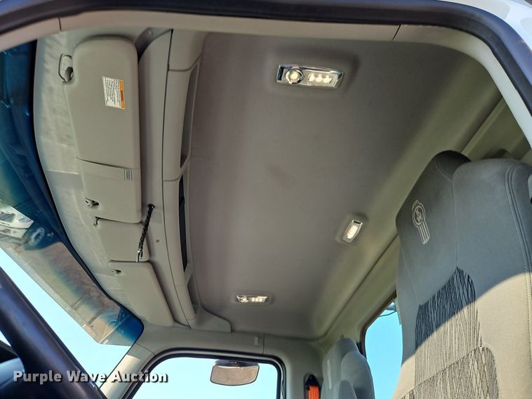 image for item EI8238 2020 Kenworth T880 semi truck