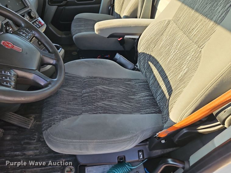 image for item EI8238 2020 Kenworth T880 semi truck