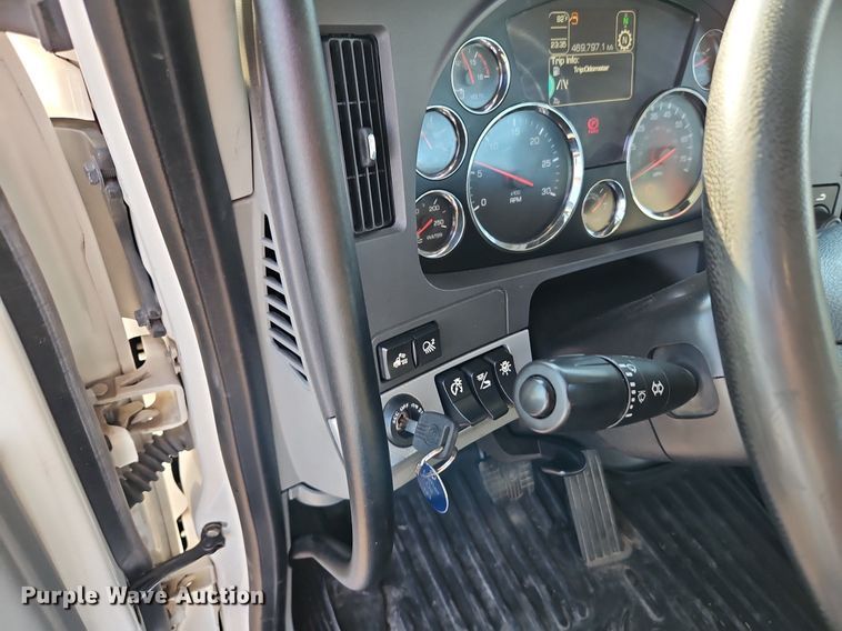 image for item EI8238 2020 Kenworth T880 semi truck