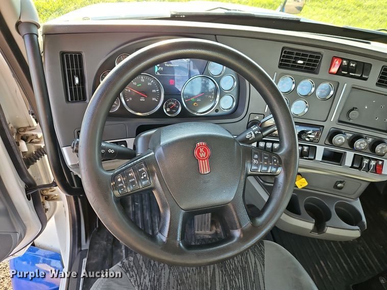 image for item EI8238 2020 Kenworth T880 semi truck