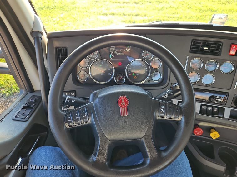 image for item EI8238 2020 Kenworth T880 semi truck