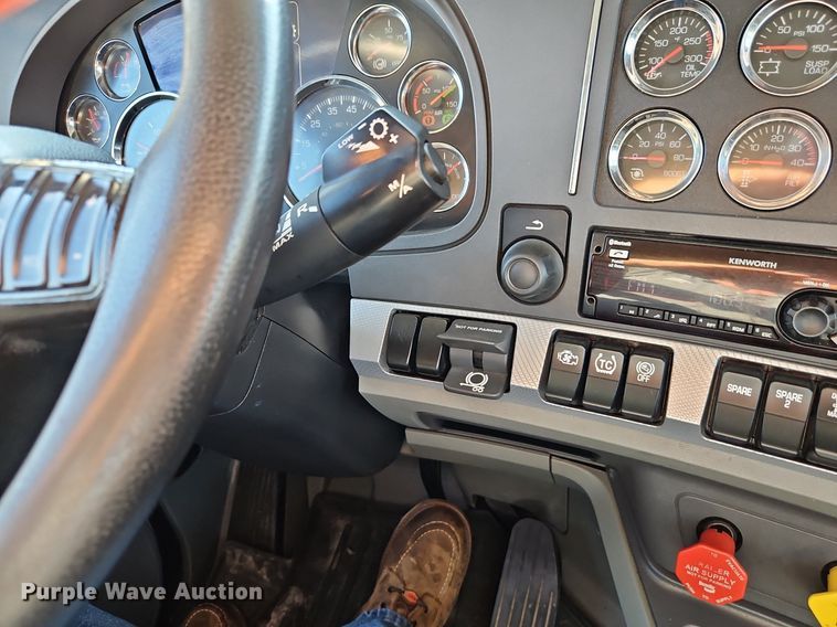 image for item EI8238 2020 Kenworth T880 semi truck