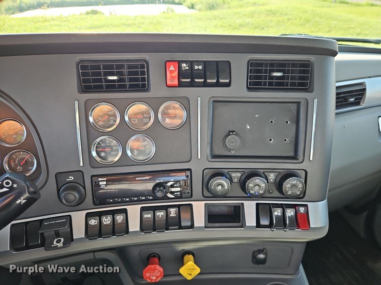 image for item EI8238 2020 Kenworth T880 semi truck