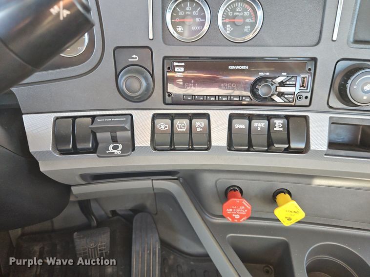 image for item EI8238 2020 Kenworth T880 semi truck