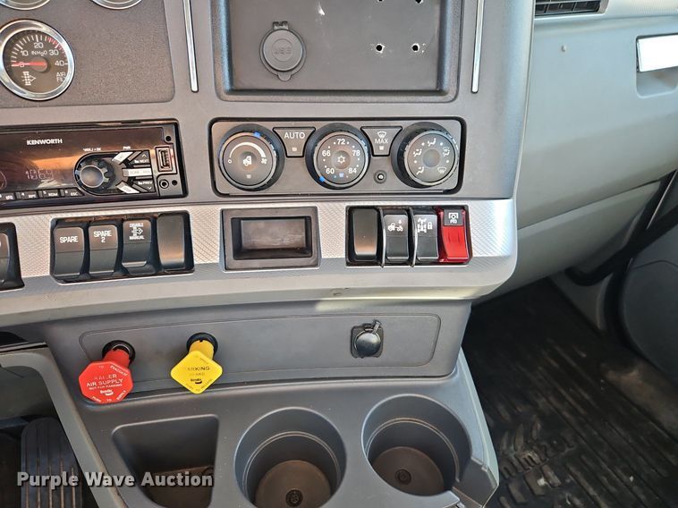image for item EI8238 2020 Kenworth T880 semi truck