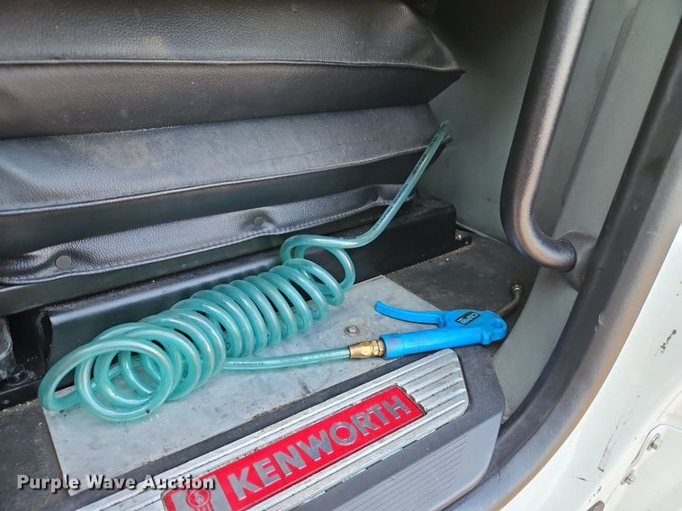 image for item EI8238 2020 Kenworth T880 semi truck