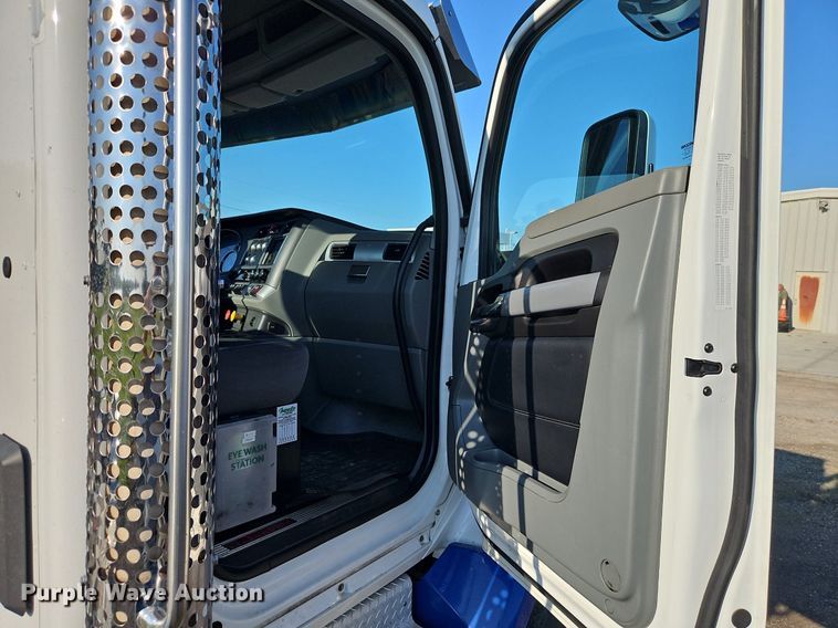 image for item EI8238 2020 Kenworth T880 semi truck