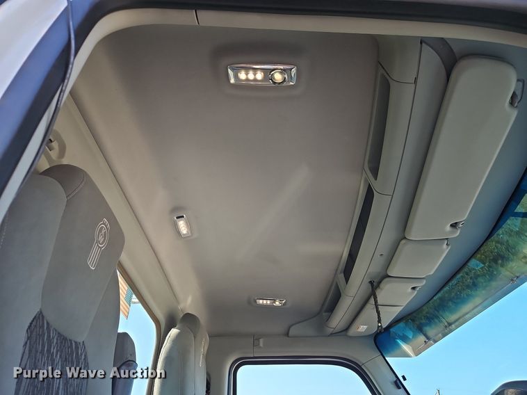 image for item EI8238 2020 Kenworth T880 semi truck