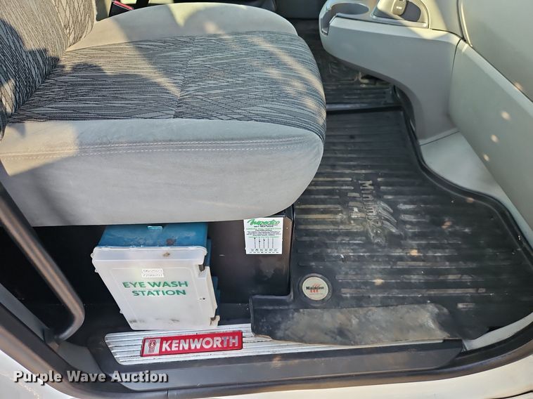 image for item EI8238 2020 Kenworth T880 semi truck