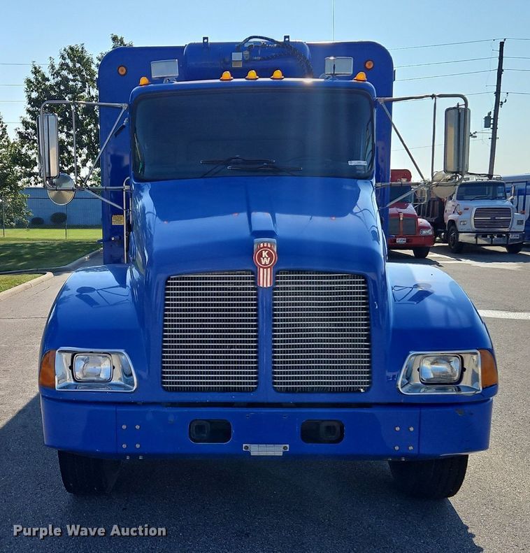 image for item EI8262 2004 Kenworth T300 delivery truck