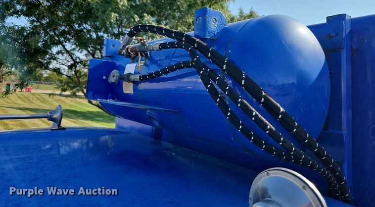 image for item EI8262 2004 Kenworth T300 delivery truck