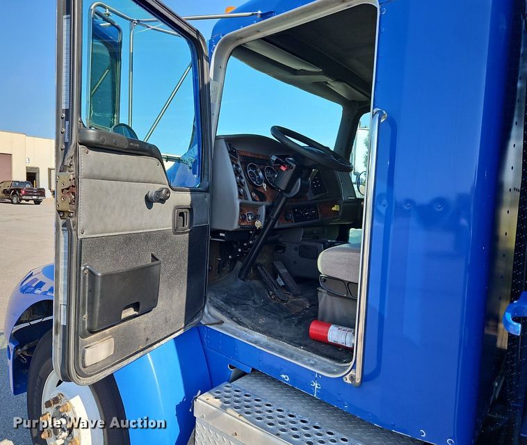 image for item EI8262 2004 Kenworth T300 delivery truck