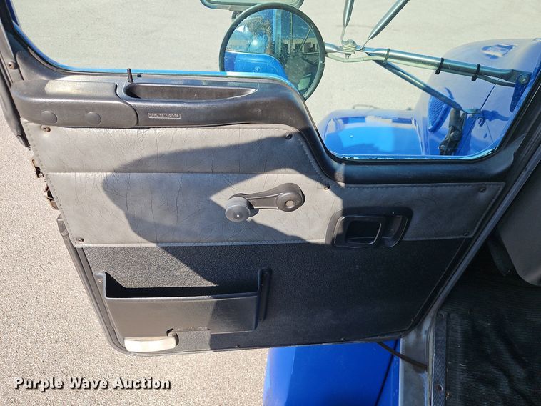 image for item EI8262 2004 Kenworth T300 delivery truck