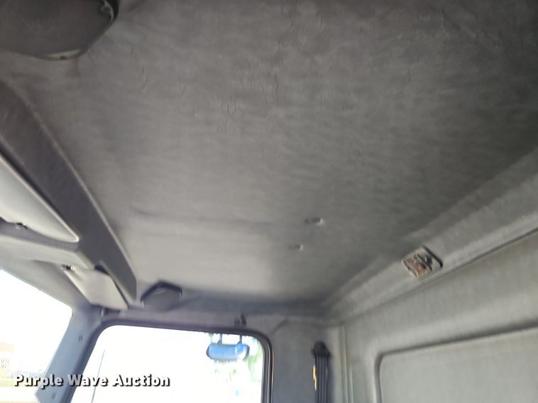 image for item EI8262 2004 Kenworth T300 delivery truck