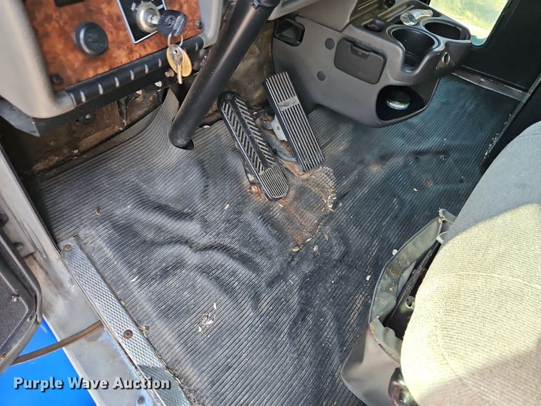 image for item EI8262 2004 Kenworth T300 delivery truck