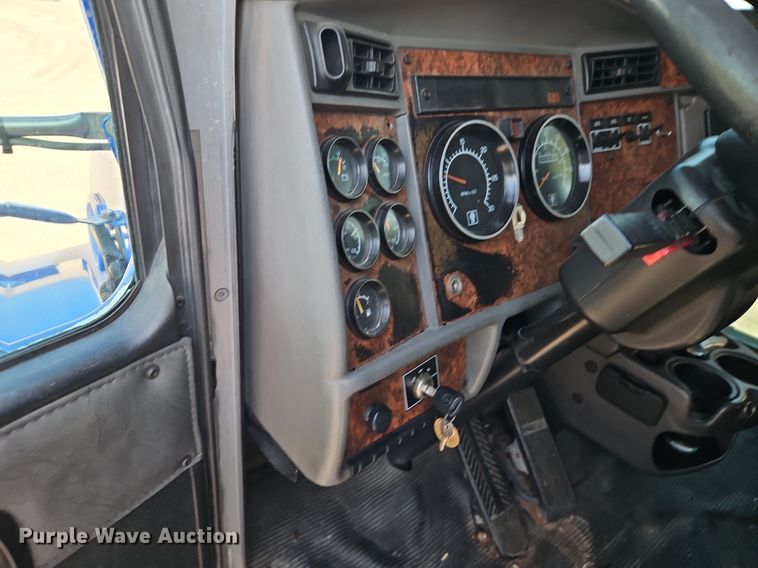 image for item EI8262 2004 Kenworth T300 delivery truck