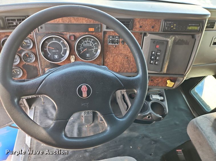 image for item EI8262 2004 Kenworth T300 delivery truck