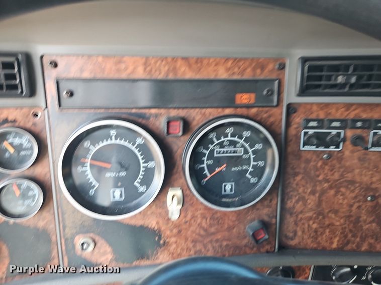 image for item EI8262 2004 Kenworth T300 delivery truck