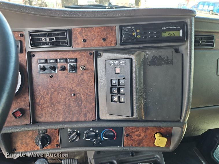 image for item EI8262 2004 Kenworth T300 delivery truck