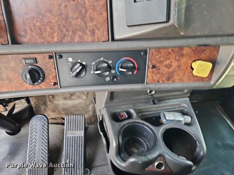 image for item EI8262 2004 Kenworth T300 delivery truck