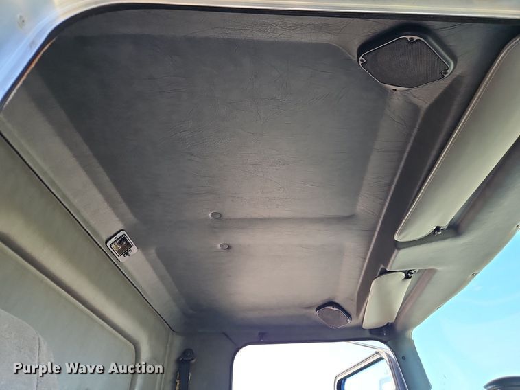 image for item EI8262 2004 Kenworth T300 delivery truck