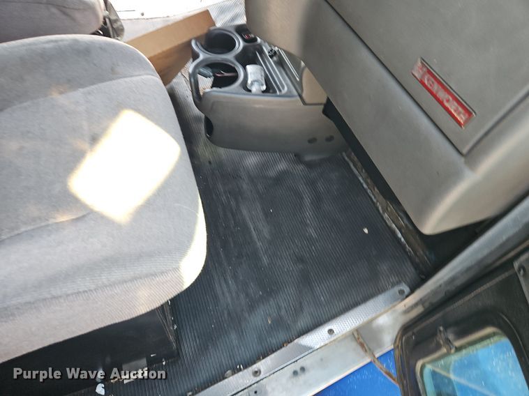 image for item EI8262 2004 Kenworth T300 delivery truck