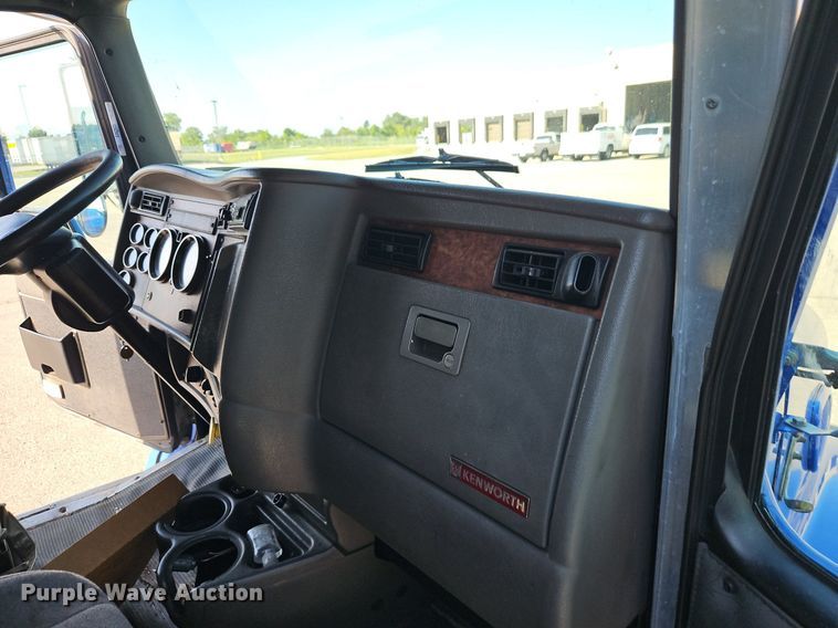 image for item EI8262 2004 Kenworth T300 delivery truck