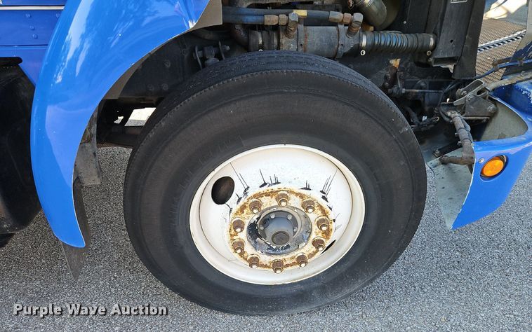 image for item EI8262 2004 Kenworth T300 delivery truck