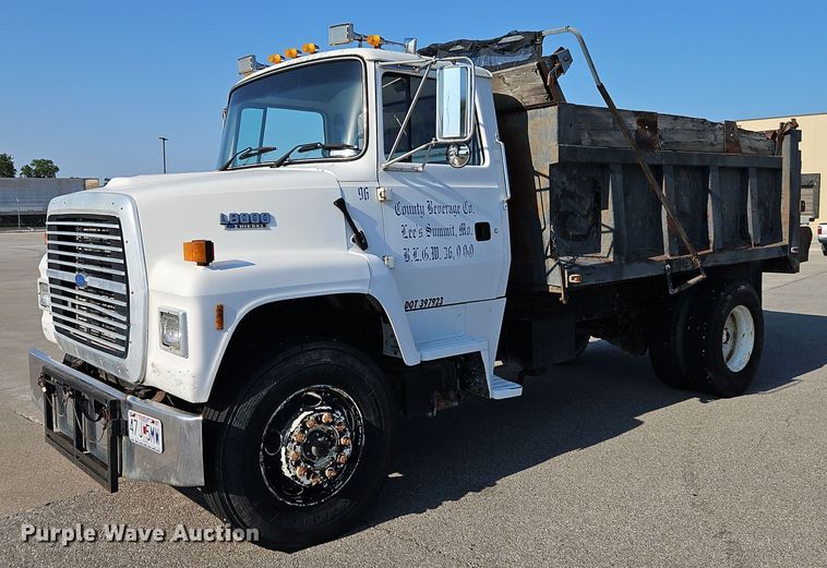 image for item EI8263 1995 Ford L8000 dump truck