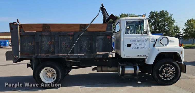 image for item EI8263 1995 Ford L8000 dump truck