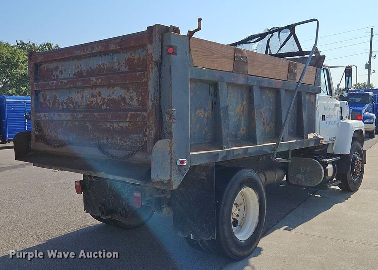 image for item EI8263 1995 Ford L8000 dump truck