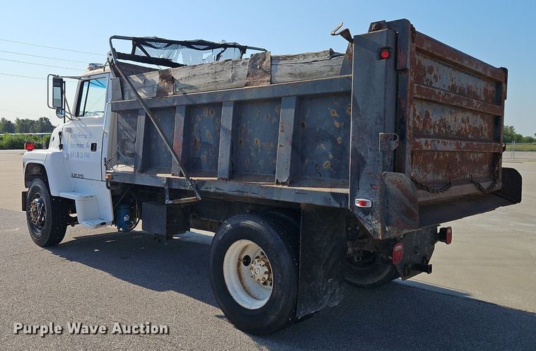 image for item EI8263 1995 Ford L8000 dump truck