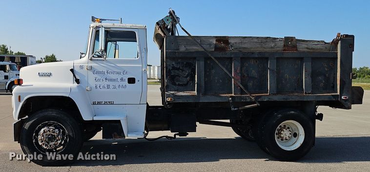 image for item EI8263 1995 Ford L8000 dump truck