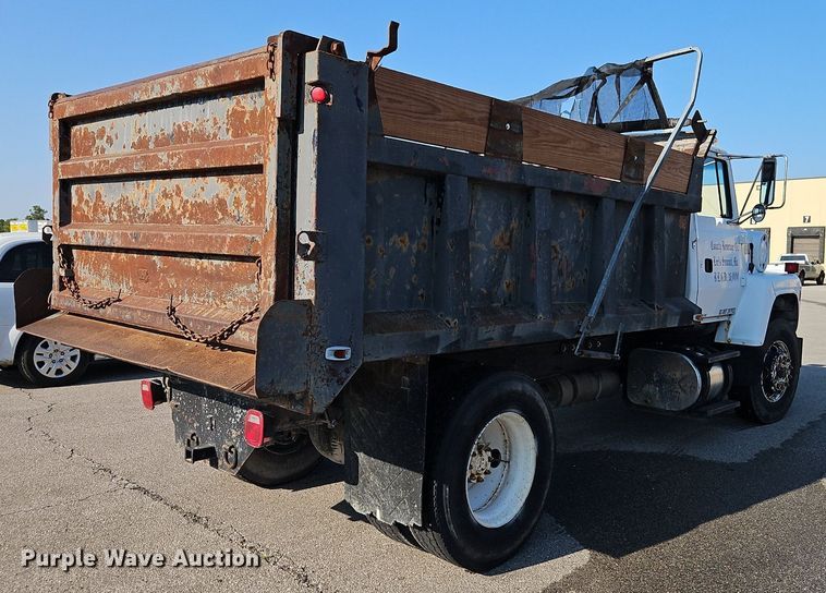 image for item EI8263 1995 Ford L8000 dump truck