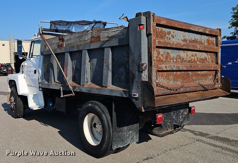 image for item EI8263 1995 Ford L8000 dump truck