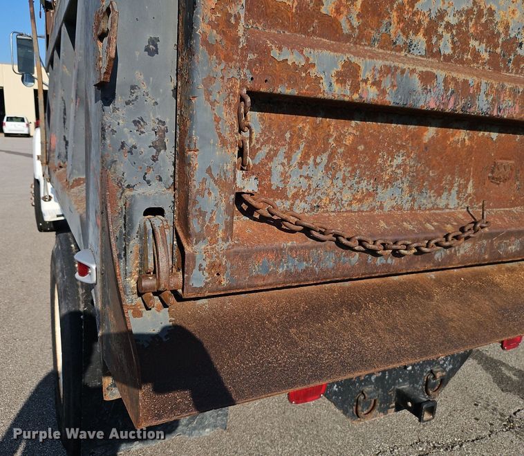 image for item EI8263 1995 Ford L8000 dump truck