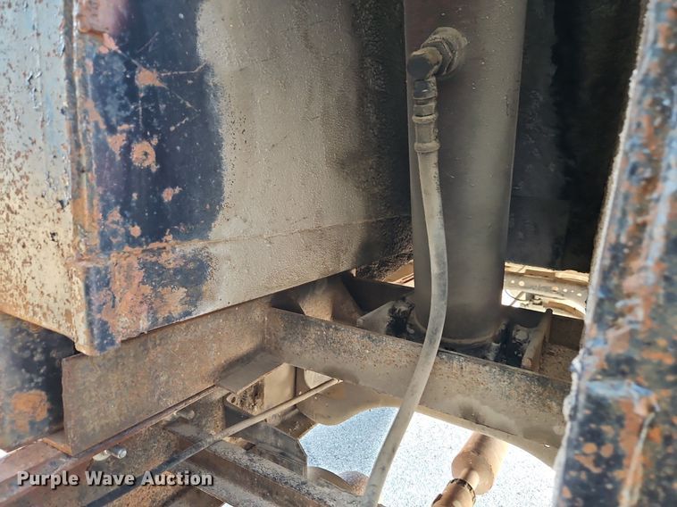 image for item EI8263 1995 Ford L8000 dump truck