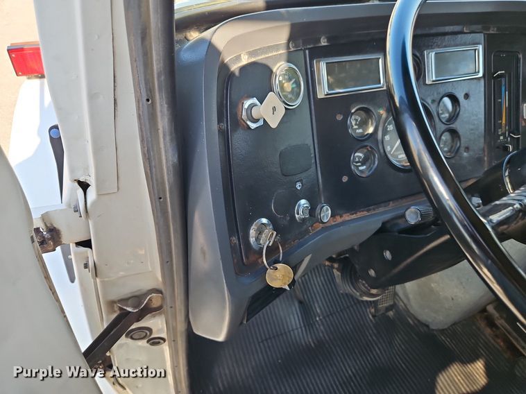 image for item EI8263 1995 Ford L8000 dump truck