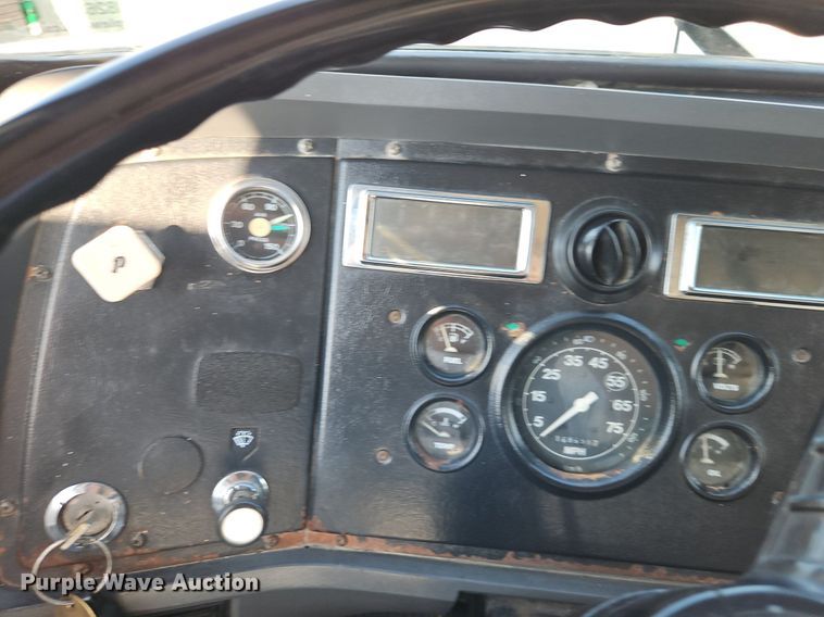 image for item EI8263 1995 Ford L8000 dump truck